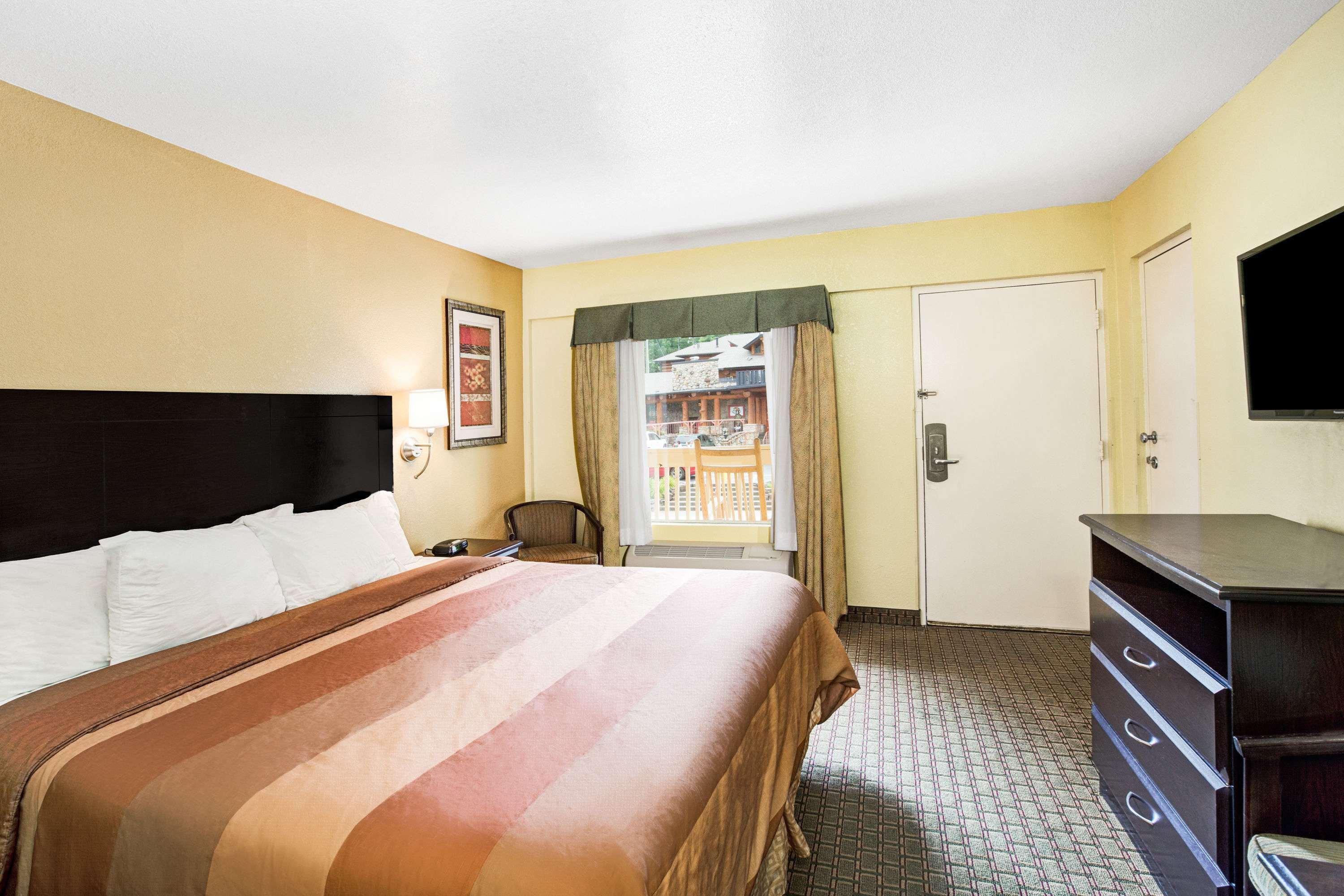 Days Inn & Suites By Wyndham Downtown Gatlinburg Parkway Eksteriør billede