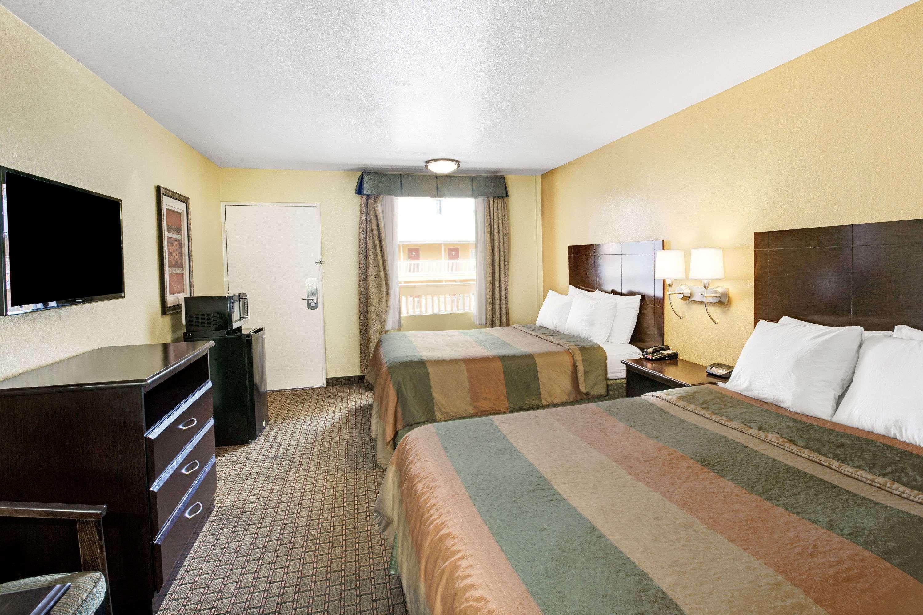 Days Inn & Suites By Wyndham Downtown Gatlinburg Parkway Eksteriør billede