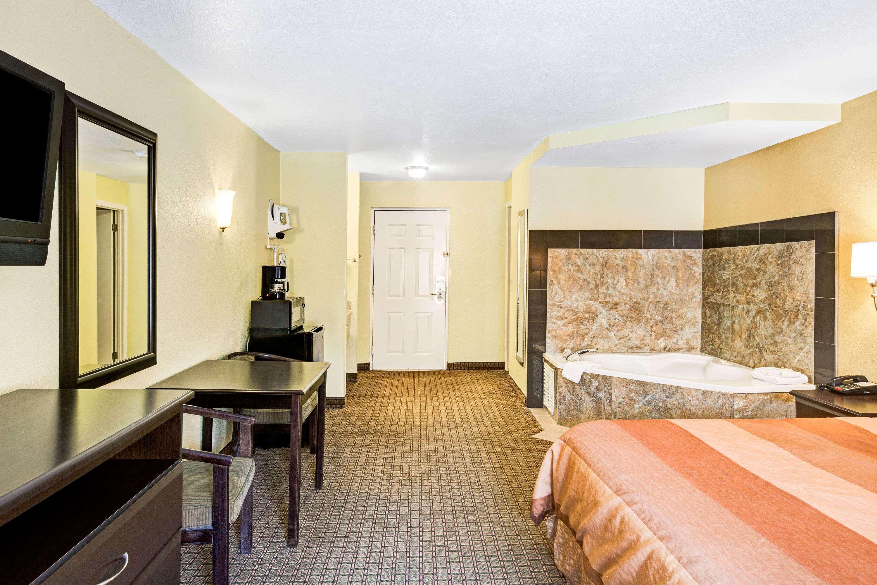 Days Inn & Suites By Wyndham Downtown Gatlinburg Parkway Eksteriør billede