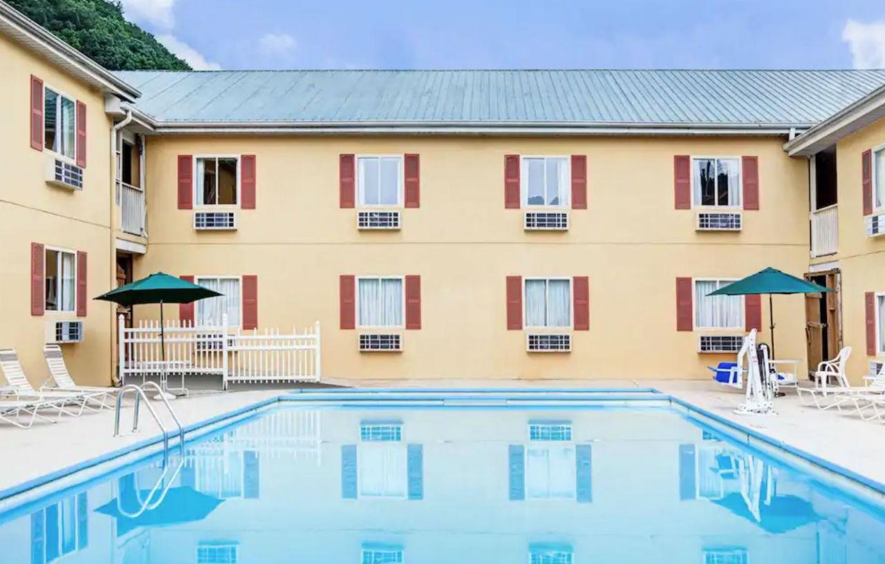 Days Inn & Suites By Wyndham Downtown Gatlinburg Parkway Eksteriør billede